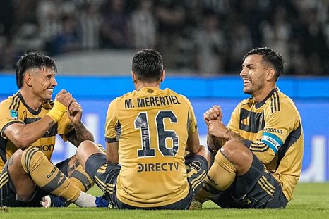 Leandro Paredes festeja con Bareiro y Merentiel el gol del triunfazo de Boca en Córdoba. Leandro Paredes festeja con Bareiro y Merentiel el gol del triunfazo de Boca en Córdoba.