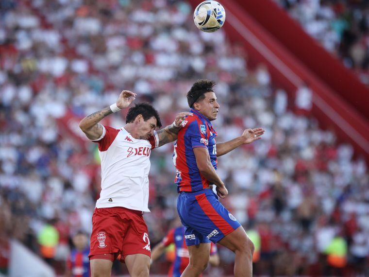 Alexis Cuello, delantero de San Lorenzo, y Fabio Pereyra, defensor de Huracán, disputan un balón aéreo en pleno clásico en el Ducó por el Torneo Apertura. 