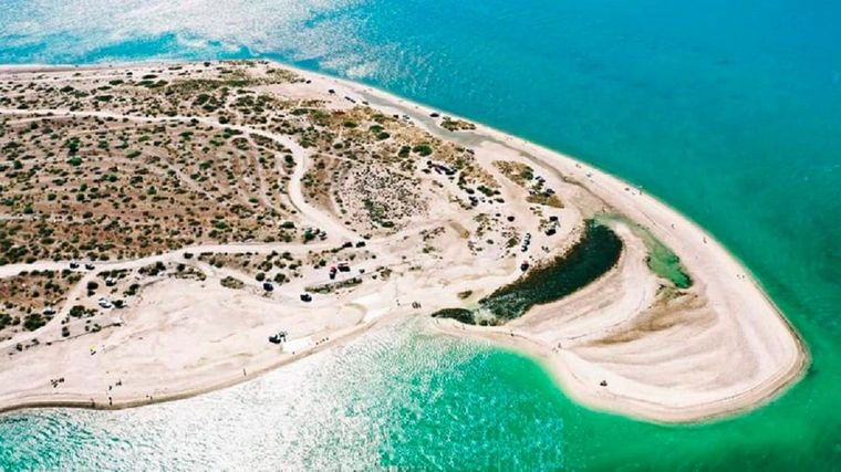 Las aguas cristalinas de Punta Perdices, el destino que la IA comparó con el Caribe. Foto: Archivo