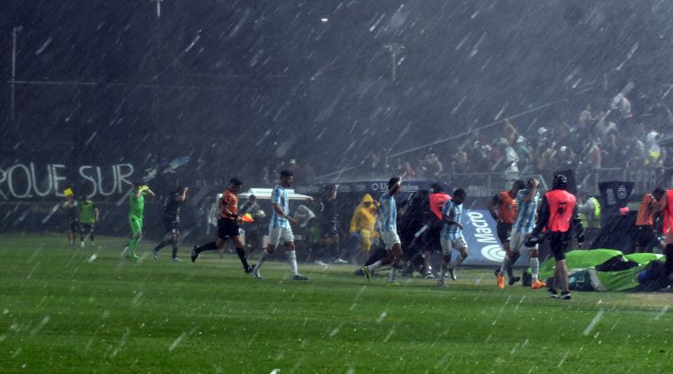 Los jugadores de la Lepra y Atlético Tucumán corren desesperados a los vestuarios en medio del granizo.