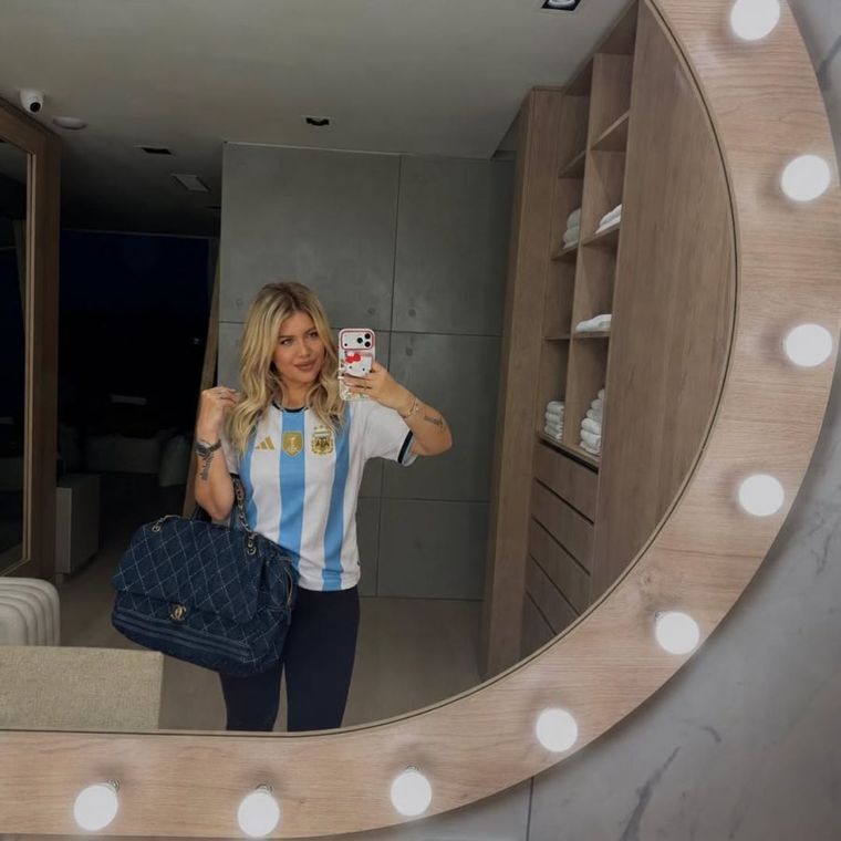Wanda Nara abrió las puertas de su vestidor privado y mostró la imponente organización de sus accesorios de diseño. Wanda Nara abrió las puertas de su vestidor privado y mostró la imponente organización de sus accesorios de diseño.