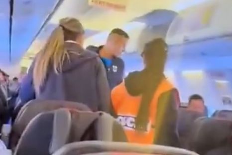 El hecho obligó a desalojar un avión y activó un fuerte operativo. El hecho obligó a desalojar un avión y activó un fuerte operativo.