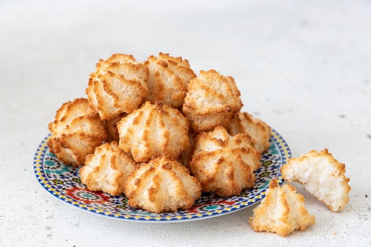 Receta rápida de galletas de coco caseras, doradas y con un aroma irresistible.