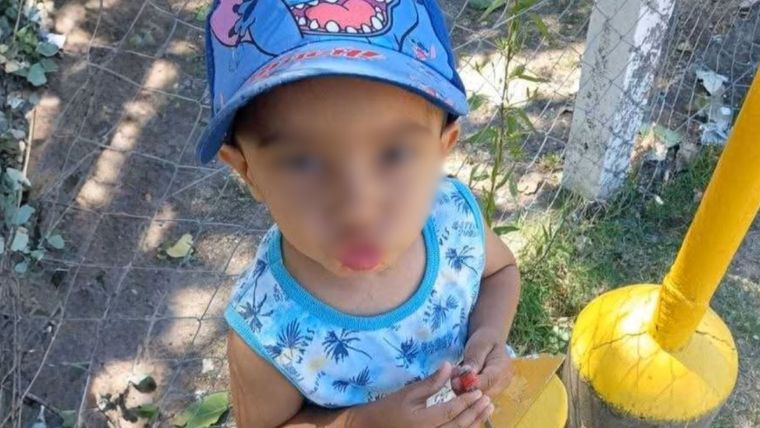 El nene fue llevado en brazos por su mamá hasta el hospital donde se confirmó su deceso.