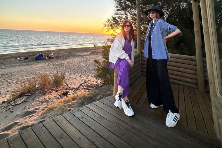 La expresidenta Cristina Fernández de Kirchner junto a su hija Florencia, de vacaciones en Monte Hermoso. Foto: Instagram (@florenciakf)