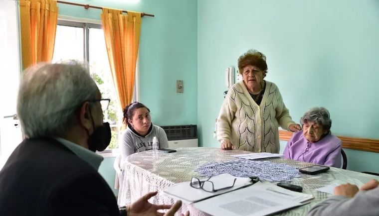 Nélida fue engañada por una pareja y le robaron la casa