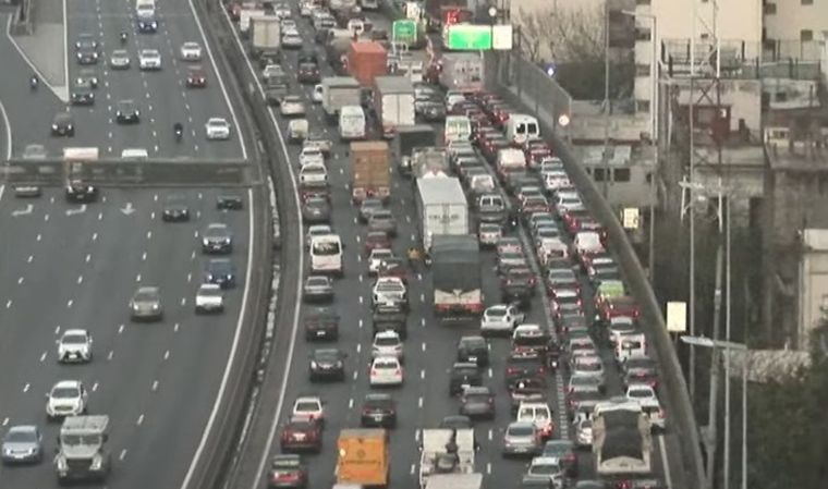 De acuerdo con la información oficial brindada por AUSA, el tránsito liviano deberá continuar hasta la salida Jujuy.
