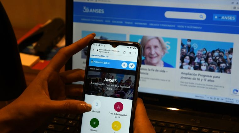 Entrar a la página de Anses fue una odisea y hubo memes. Foto: ALF PONCE MERCADO / MDZ
