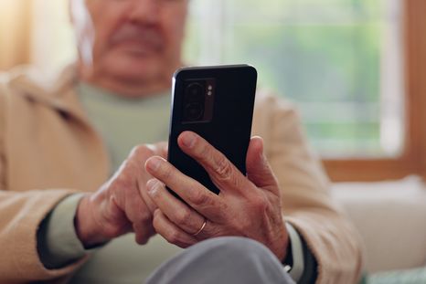Los nuevos teléfonos móviles ofrecen herramientas de seguridad y pantallas adaptadas para los jubilados. Los nuevos teléfonos móviles ofrecen herramientas de seguridad y pantallas adaptadas para los jubilados.