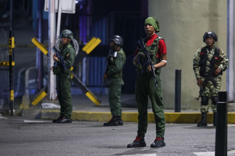 Militares custodian las inmediaciones del Palacio Presidencial de Miraflores tras varias detonaciones y explosiones en la madrugada de este sábado en Caracas.