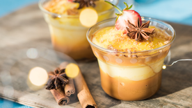 Aunque existen variantes en otros países, la receta de las natillas españolas es única por su toque de canela, cáscara de limón y la tradicional galleta María colocada encima. 