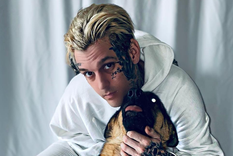 El famoso hermano de Aaron Carter, Nick, se emocionó en uno de sus últimos recitales al recordar a su little brother.