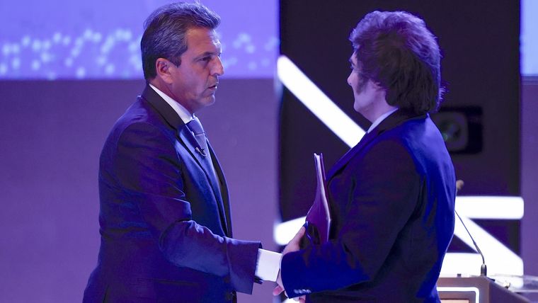 Javier Milei saluda a Sergio Massa en el debate Foto: EFE