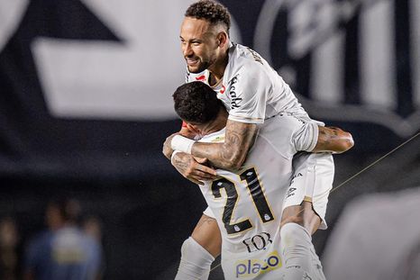 Neymar Jr. fue figura en el triunfo de Santos, pero la hinchada visitante lo provocó por su ausencia en la Selección de Brasil. Neymar Jr. fue figura en el triunfo de Santos, pero la hinchada visitante lo provocó por su ausencia en la Selección de Brasil.