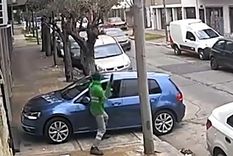 El momento en el que el barrendero frustró el robo Foto: Captura de pantalla