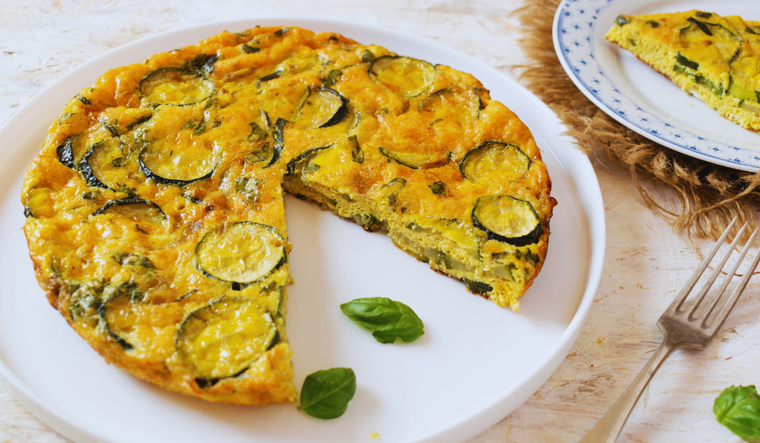 Esta receta de tortilla de calabacín es tan versátil que en algunos hogares se considera una receta base para añadir otras verduras según la temporada.