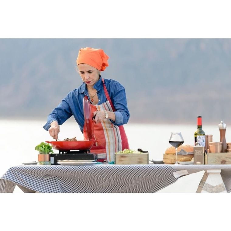 Nadia en plena faena, cocinando con la belleza del paisaje mendocino como marco.