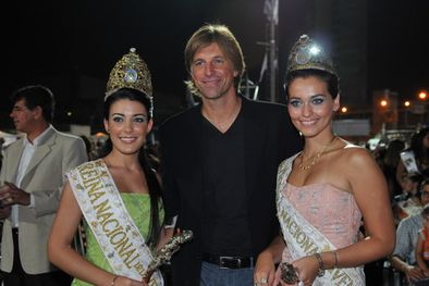 MDZol | Un rey entre reinas. Horacio Cabak posó junto a la Reina Nacional de la Vendimia, Florencia Moreno, y a la Virreina Julieta Navarro. Foto: Gerardo Gómez / MDZ