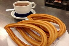 Churros con chocolate Una receta para hacer en pocos minutos en tu casa Foto: LWY