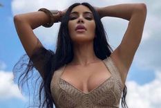 kim kardashian arrasa con todo instagram duchandose con un diminuto bikini