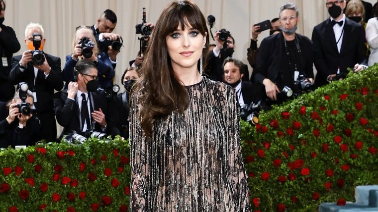 Dakota Johnson y Cara Delevigne se animan a cambiar el esperado estilo de la Met Gala Foto: Glamour