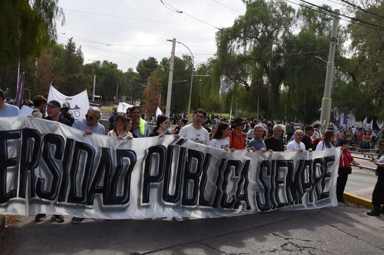 Las universidades nacionales también se manifestaron en Mendoza contra los recortes. 
