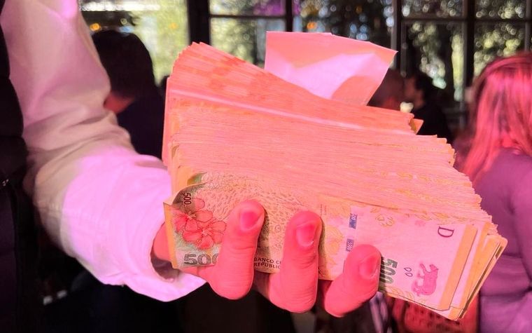 El importante fajo de dinero con el que turistas brasileños pagaron su almuerzo en un restaurante argentino Foto: Instagram Gutavo Grobocopatel