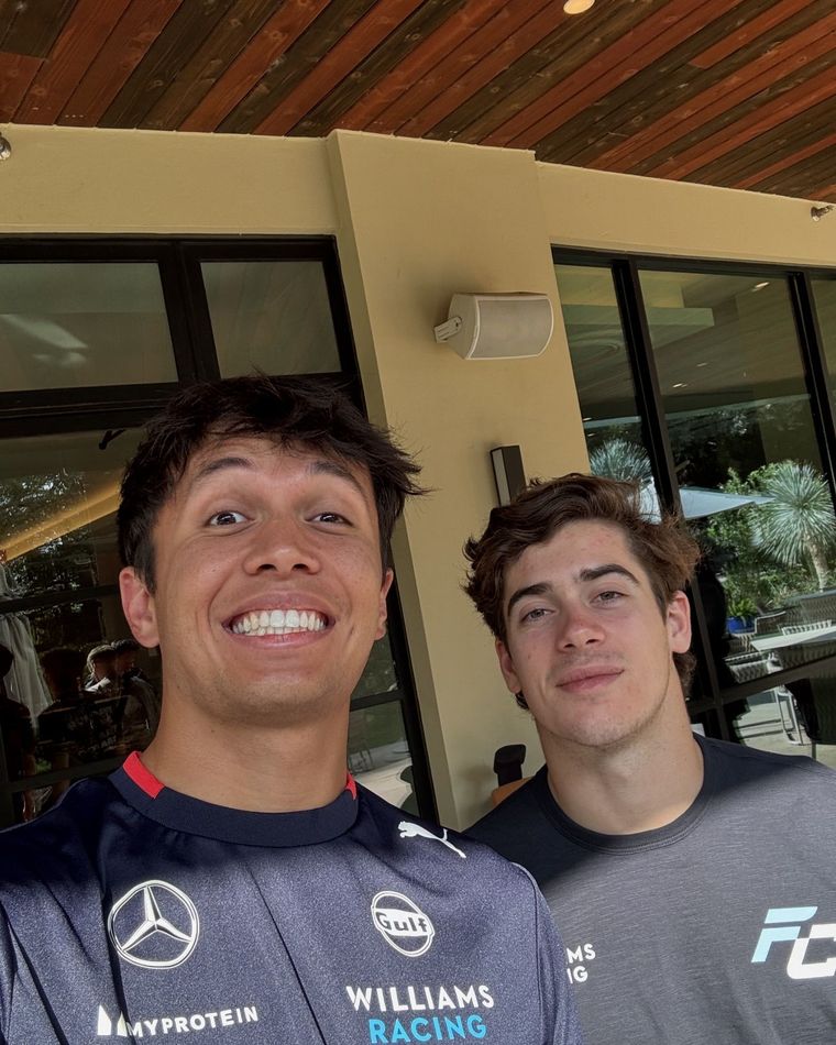 Otros tiempos. Alex Albon junto a Franco Colapinto en 2024, cuando fueron pilotos de Williams durante 9 carreras. Foto: IG: @williamsracing