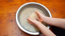 Enjuagar el arroz es, para muchos, un paso imprescindible.