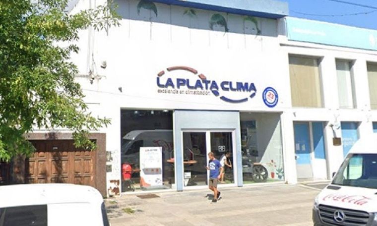 El local de La Plata donde se produjo el millonario robo a través de un boquete Foto: X @Hechosanderecho