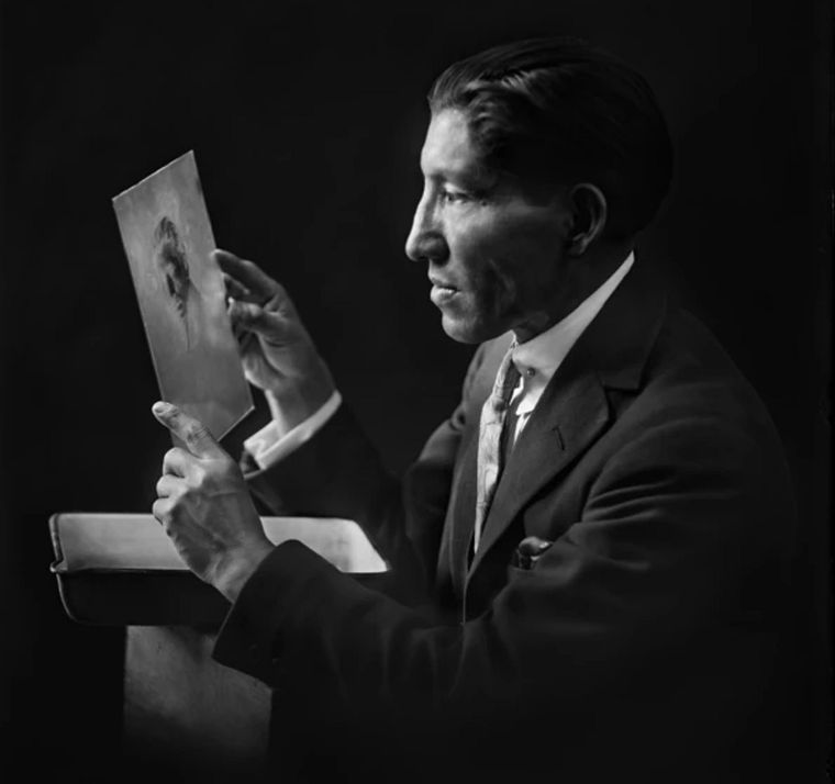 Autorretrato de Martín Chambi Jiménez con autorretrato en placa de vidrio. Foto: BBC