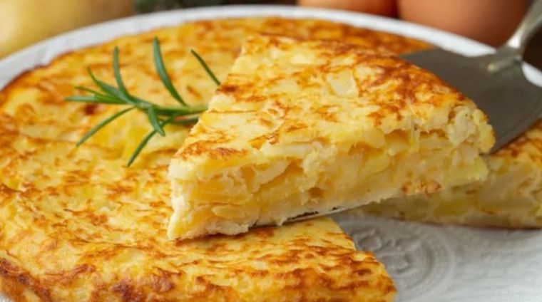 La tortilla de papas es una comida de origen español, aunque su principal ingrediente es claramente americano.