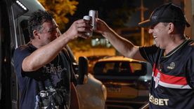 Antes de pasar la noche haciendo fila, los brasileños organizaron una barbacoa con cerveza frente al centro que promueve la iniciativa comunitaria en Ciudad del Este. Antes de pasar la noche haciendo fila, los brasileños organizaron una barbacoa con cerveza frente al centro que promueve la iniciativa comunitaria en Ciudad del Este.