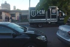 La escena policial en la casa de calle Tuyuti, en Guaymallén, donde la mujer fue hallada muerta.&nbsp;