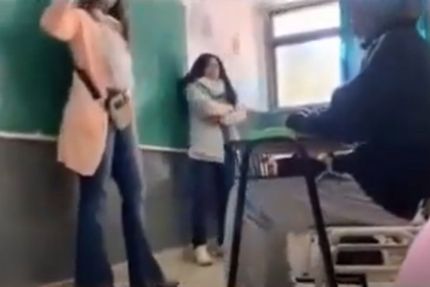 Una directora pateó el pupitre de un alumno en Rosario.