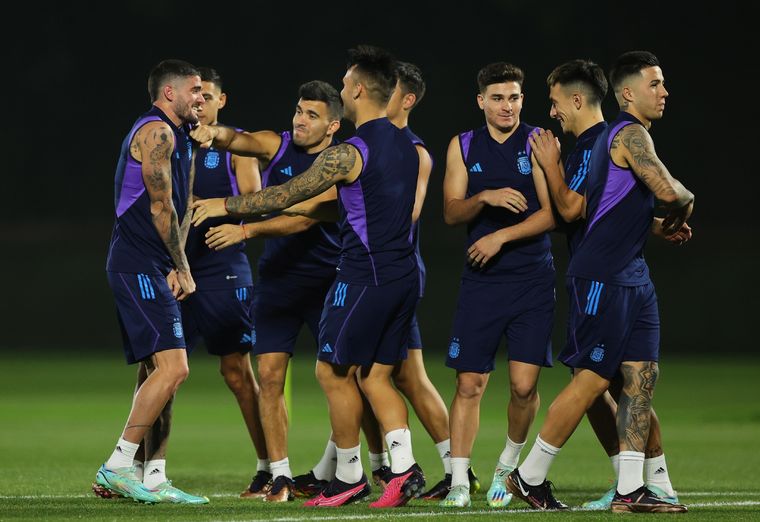 Toda la delegación de Argentina en Qatar se sacó una foto grupal después del último entrenamiento antes de la final. Foto: EFE