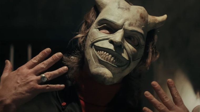 Ethan Hawke interpreta a "El Grabber", personaje que volvi&oacute; al foco tras el estreno de la secuela en 2025.