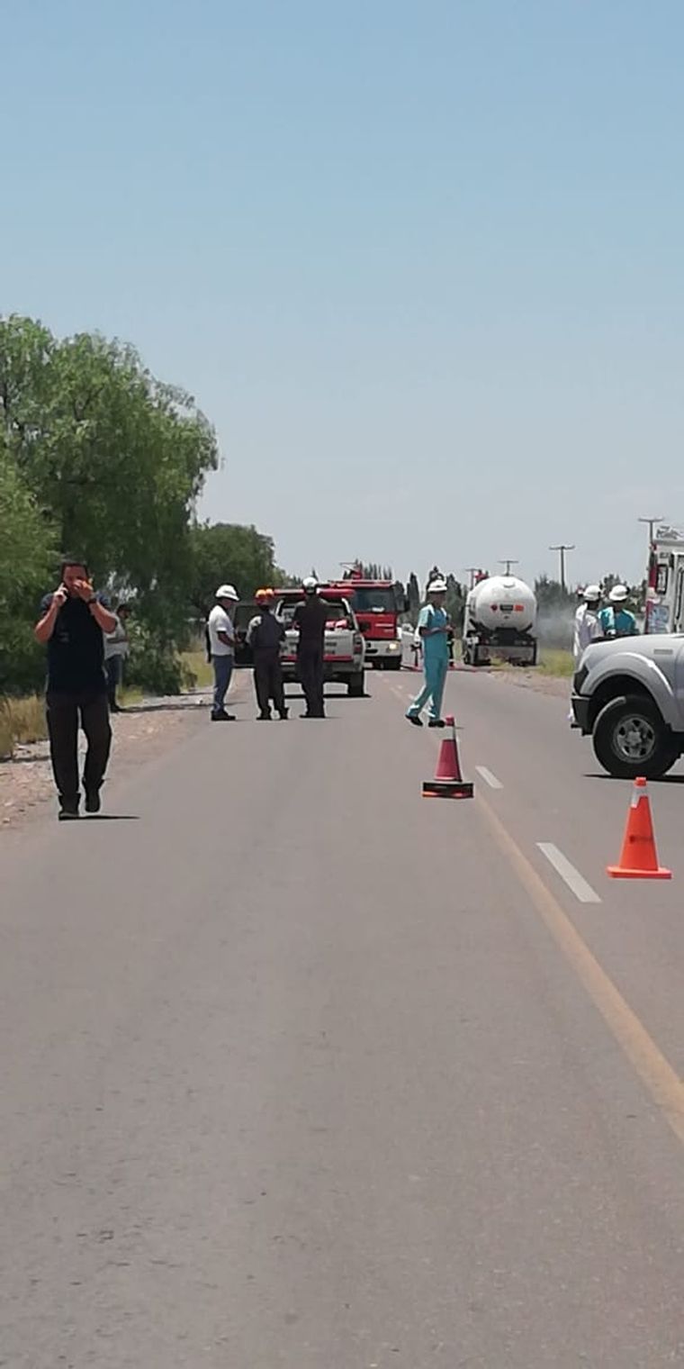 Cortaron el tránsito y desvían a los conductores por una pérdida de gas.
