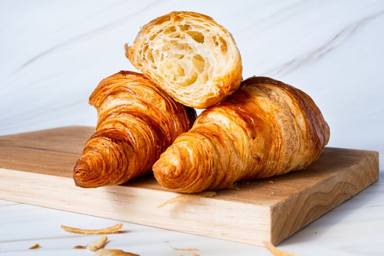 Aunque son un símbolo francés, los croissants tienen origen en Austria, inspirados en la receta de el kipferl, un pan en forma de media luna. Aunque son un símbolo francés, los croissants tienen origen en Austria, inspirados en la receta de el kipferl, un pan en forma de media luna.