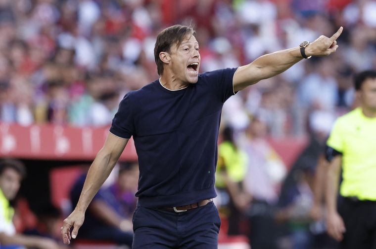Matías Almeyda dando instrucciones desde la banda a los jugadoores de su equipo durante el histórico triunfo del Sevilla ante el Barcelona.
