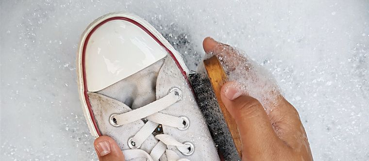 Un truco que te ayudará a alargar la vida de las zapatillas de lona o tela Foto: Shutterstock