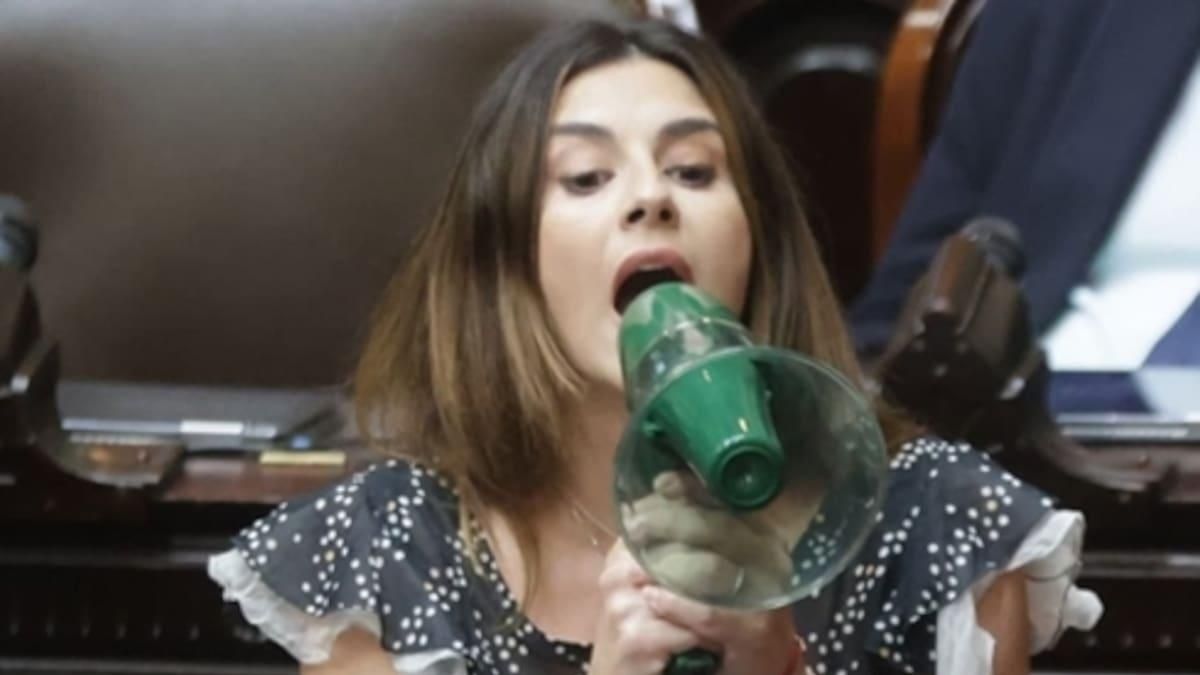 Marcela Pagano volvió a cargar contra Adorni y lo acusó de usar el Estado para el 