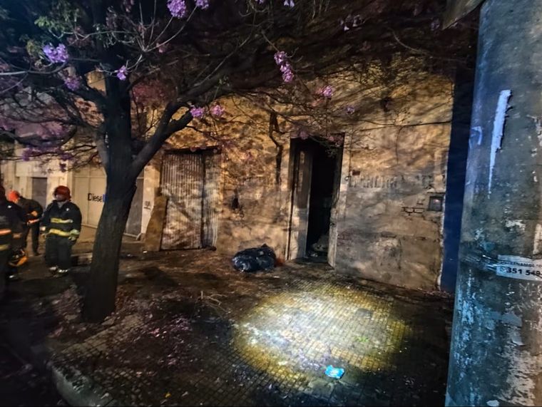 La Justicia de Córdoba investiga si el incendio en el que murió un abuelo y dos de sus nietos fue intencional.