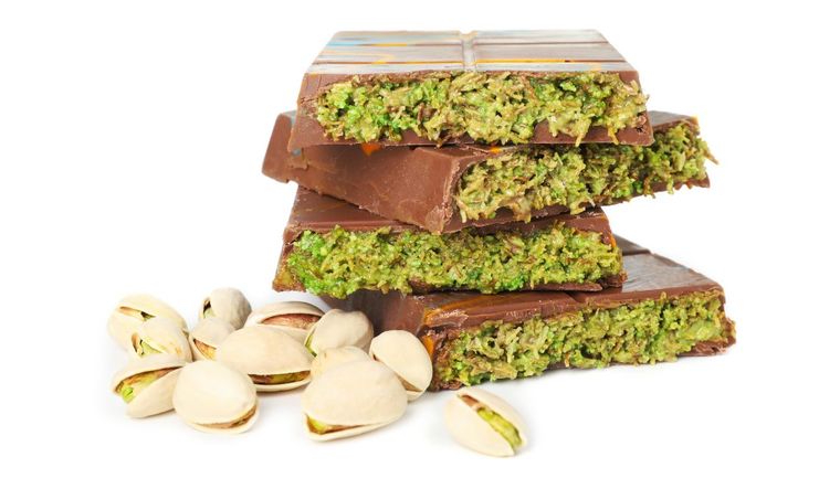 El chocolate de Dubai es una barra de chocolate rellena de kadayif y pistacho. 