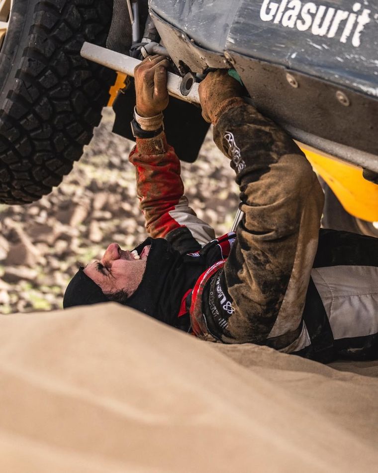 Botterill y Mena quedaron atrapados sobre el final de la Etapa 12 del Rally Dakar. Botterill y Mena quedaron atrapados sobre el final de la Etapa 12 del Rally Dakar.