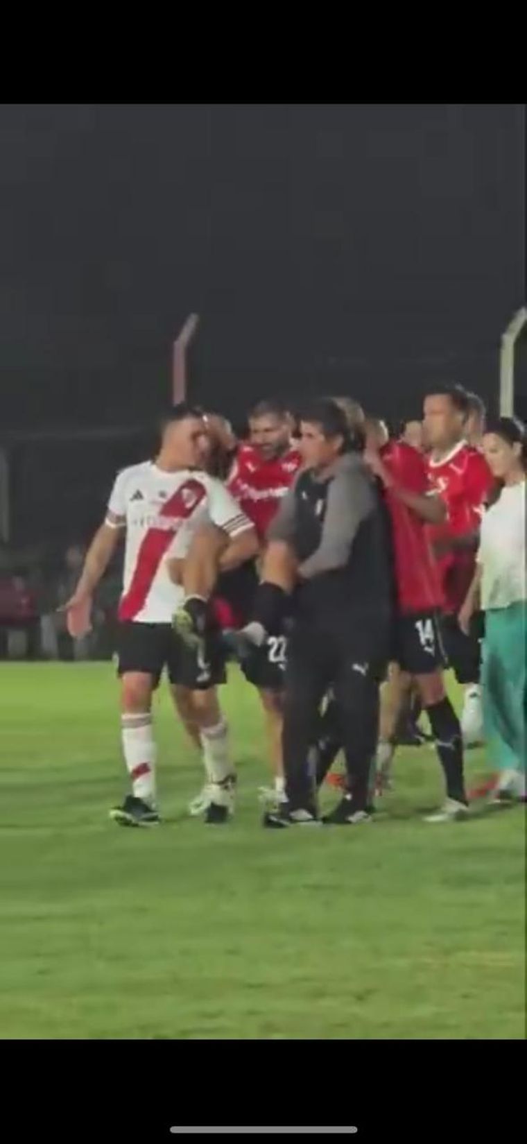 La grave lesión que sufrió el Kun Agüero en el Senior de Independiente.