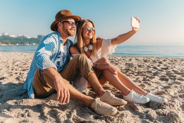 Quienes se encuentran de vacaciones utilizan los celulares para sacar fotos, comunicarse con sus afectos y subir contenido a las redes sociales Foto: Foto de Mujer creado por marymarkevich - www.freepik.es