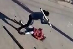 El hombre está a punto de asestarle el segundo palazo en la cabeza a la mujer que lo acusó de robarle la moto