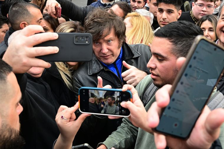 Milei durante su recorrida este miércoles por Rosario. Foto: Sebastián Granata - TELAM