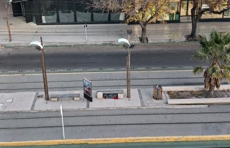 situacion calle durmiendo metrotranvia 2.jpg